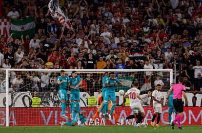 Ivan Rakitic marca de falta al Real Madrid en el Sánchez Pizjuán el 17 de abril.