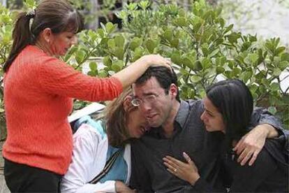 Familiares de los viajeros del Boeing siniestrado lloran mientras aguardan noticias ayer en Brasilia.