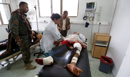 Un soldado yemení es atendido tras un bombardeo, este miércoles en Saná.