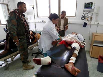 Un soldado yemen&iacute; es atendido tras un bombardeo, este mi&eacute;rcoles en San&aacute;.
