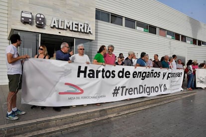 Concentración frente a la estación intermodal de Almería para pedir mejoras en el tren
