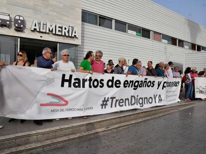 Concentración frente a la estación intermodal de Almería para pedir mejoras en el tren