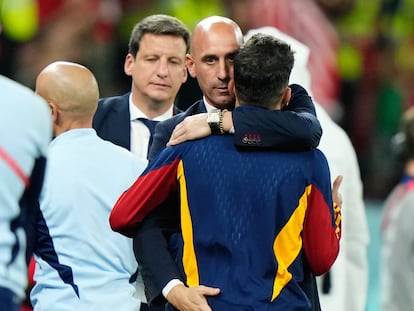 Luis Rubiales abraza a un jugador tras el partido entre Marruecos y España en el Mundial de Qatar.