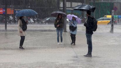 Un fuerte aguacero esta mañana en Barcelona.