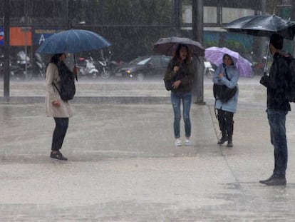 Un fuerte aguacero esta mañana en Barcelona.