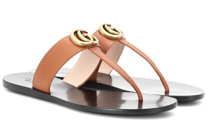 Las sandalias 'de dedo' de toda la vida se reinventan en este sobrio diseño de Gucci. A la venta en Net-a-porter (395 euros).