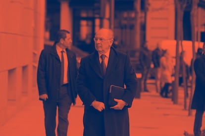 Rodrigo Rato camina hacia la Audiencia Nacional, en marzo de 2017, por el caso de las 'tarjetas black'.