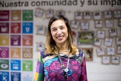 De lo único que se lamenta Claudia Valladares, en su concepción del ImpactHub en 2013, es de no haber previsto más espacio aparte de los 650 metros cuadrados que ocupa la aceleradora actualmente. Una lista de casi 200 emprendedores con proyectos que hacen vida en el ImpactHub, permite a Valladares afirmar que el talento venezolano que ocupa sus pasillos es creativo, trabajador y abierto al cambio. “Este país exige que seamos ágiles y flexibles”, explica y sostiene que una de las estrategias más valiosa de su negocio consiste en crear valor social, con proyectos que acercan a niños y jóvenes de sectores más desfavorecidos hacia un entorno de emprendimiento, tecnología y refuerzo de valores. Ha vivido en siete países, pero solo ha encontrado en Venezuela la tierra para echar raíces. “Me encanta el país y su gente. Aquí no nos fijamos en el color de piel, ni en el color de ojos de nadie. Los venezolanos somos un poquito de muchos lugares: tenemos las panaderías de los portugueses, la tasca de los españoles, la Colonia Tovar de los Alemanes. A Venezuela le debo todo lo que soy”. Agrega que su entrega al proyecto país no depende de que haya cambios a corto plazo necesariamente: “Venezuela no tiene sino alternativas para que le vaya mejor y mi compromiso es con las futuras generaciones”.