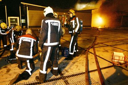 La policía del aeropuerto ha indicado que el fuego "se propagó con rapidez". Los bomberos consiguieron controlar las llamas alrededor de las 3.00 horas.