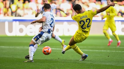 El centrocampista del Villarreal Ayoze Pérez (d) anota el segundo gol ante el Leganés este miércoles.