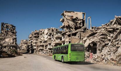 Un autobús público que atiende a las familias que han retornado al barrio de Khaldíe, en Homs.