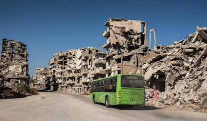 Un autobús público que atiende a las familias que han retornado al barrio de Khaldíe, en Homs.