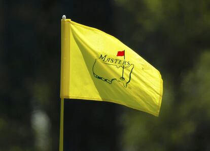 Una de las banderas con el logo del Masters, en el tercer hoyo.