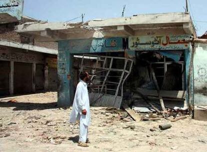 Un habitante de la región de Buner regresa a su casa después de que el Ejército paquistaní expulsara a los combatientes talibanes.