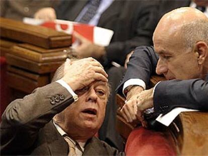 Jordi Pujol conversando ayer en el Parlament con el secretario general de CiU, Josep Antoni Duran Lleida.