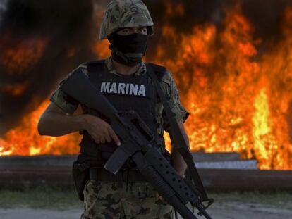 Un soldado mexicano vigila la incineraci&oacute;n de un decomiso de coca&iacute;na en una base de Huatulco (Oaxaca). 