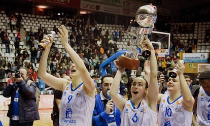 Silvia Domínguez, con la Copa.
