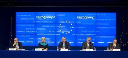 El responsable del Mecanismo Europeo de Estabilidad (MEDE), el alem&aacute;n Klaus Regling, a la derecha, tras una reuni&oacute;n del Eurogrupo en Bruselas.
