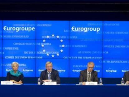 El responsable del Mecanismo Europeo de Estabilidad (MEDE), el alemán Klaus Regling, a la derecha, tras una reunión del Eurogrupo en Bruselas.