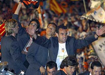 Los jugadores del Valencia han disfrutado como niños de su segundo título de Liga en sólo tres años. Entre ellos Vicente, el canterano que se ha hecho figura y que ondea una bandera en la imagen.