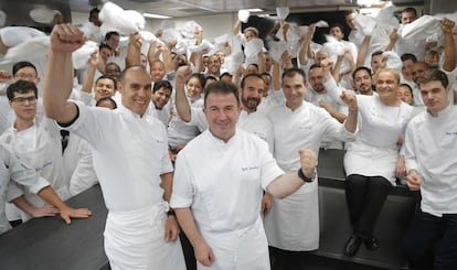 El cocinero Martín Berasategui (centro) celebra junto a su equipo del restaurante Martín Berasategui de Lasarte-Oria (Gipuzcoa) sus 40 años como cocinero, en una fotografía de 2015.