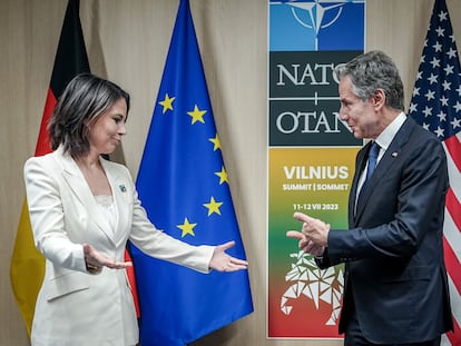 La ministra de Exteriores de Alemania, Annalena Baerbock, junto al secretario de Estado de Estados Unidos, Antony Blinken, en la cumbre de la OTAN de Vilnius este martes.