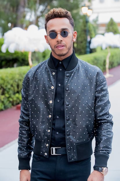 La prueba de que una chaqueta de cuero nuevecita, un reloj enorme, un cinturón y unas gafitas, todo junto, no funciona, se llama Lewis Hamilton.