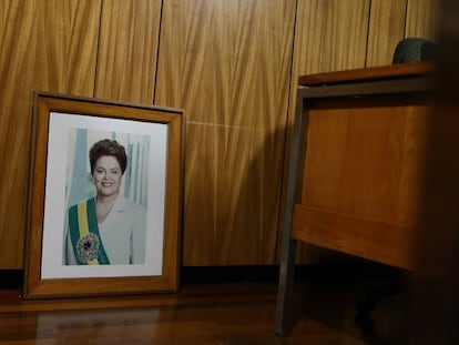 Foto oficial de Dilma no ch&atilde;o do Pal&aacute;cio do Planalto ap&oacute;s ser retirada da parede.