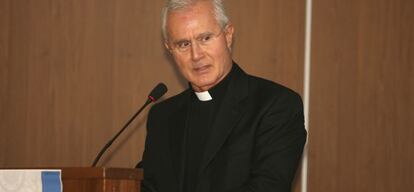 Monse&ntilde;or Nunzio Scarano durante una conferencia en Salerno (Italia).