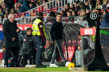 El entrenador del Girona, Míchel, abandona el terreno de juego tras ser expulsado durante el partido ante la Real Sociedad.