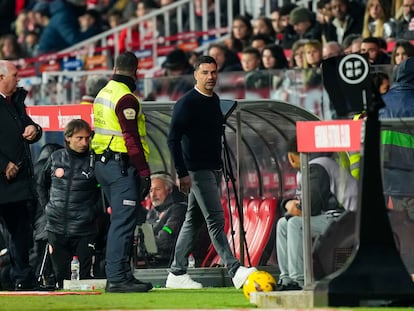 El entrenador del Girona, Míchel, abandona el terreno de juego tras ser expulsado durante el partido ante la Real Sociedad.