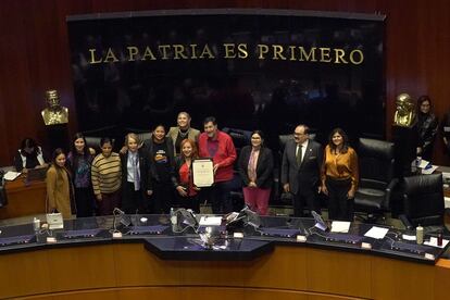 Rosario Piedra recibe la constancia de titular de la Comisión, este miércoles en la Cámara de Senadores.
