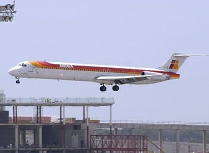 Uno de los aviones MD80 que Iberia tiene previsto retirar para reducir costes ante la carestía del petróleo.