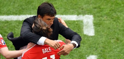 Coleman abraza a Bale tras su gol a Eslovaquia.