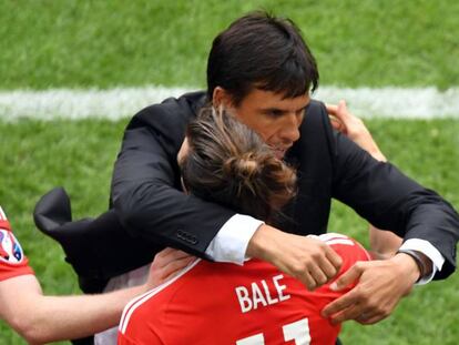 Coleman abraza a Bale tras su gol a Eslovaquia.