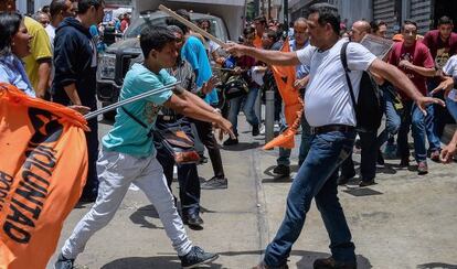 Simpatizantes y opositores de Leopoldo L&oacute;pez  se enfrentan. 
 