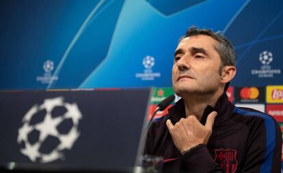 Ernesto Valverde dando entrevista coletiva.