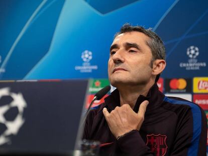 Ernesto Valverde dando entrevista coletiva.