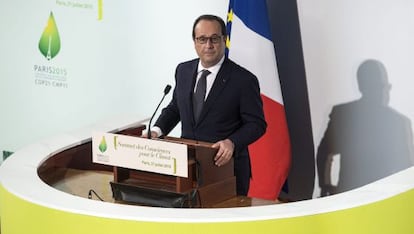 François Hollande da un discurso durante la inauguración de la Cumbre de Concienciación Climática en París (Francia) hoy, 21 de julio de 2015.