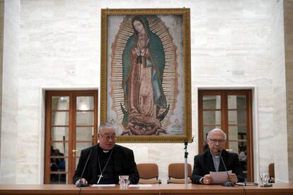 Miembros de la conferencia de obispos de Chile, Luis Fernando Ramos Pérez, a la derecha, y Juan Ignacio González, este viernes en el Vaticano.