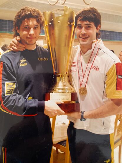 Con su hermano Alberto, tras ganar el Mundial 2005.