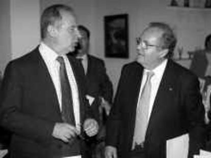 B 33708 (1/ABR/00) -color- Rodrigo Rato y Antoni Negre (fira de Barcelona), durante las jornadas de economia en S´agaro, Gerona. -foto: Pere Durán.