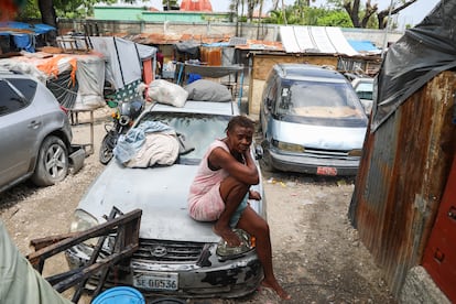 Gaëlle Moulante al interior de la escuela pública en la que se refugia luego de que su casa fuese demolida, en Puerto Príncipe (Haití).