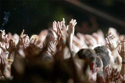 La música es casi esencial para el joven. Los entusiastas asistentes a uno de los conciertos del Festival de Música de Benicàssim levantan las manos.