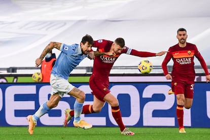 Acerbi (a la izquierda), y Dzeko, durante el Lazio-Roma del pasado viernes.