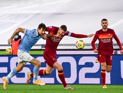 Acerbi (a la izquierda), y Dzeko, durante el Lazio-Roma del pasado viernes.