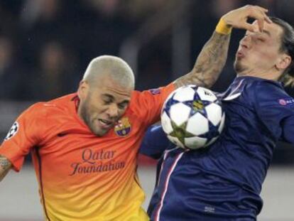 Ibrahimovic pelea el balón con Daniel Alves.