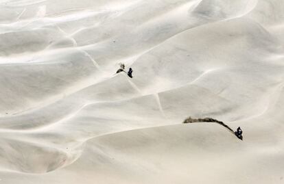 Dos pilotos compiten durante la novena etapa del Rally Dakar 2014 hoy, martes 14 de enero de 2014, entre las localidades de Calama e Iquique (Chile).