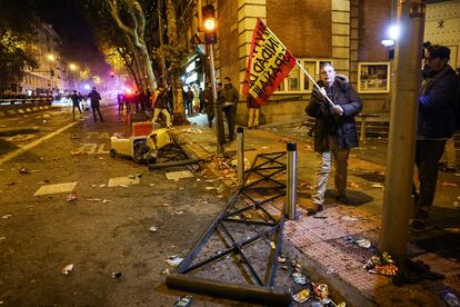 La madrileña calle del Marqués de Urquijo, próxima a la sede nacional del PSOE, con considerables destrozos en el mobiliario urbano tras los altercados provocados por manifestantes ultras. 