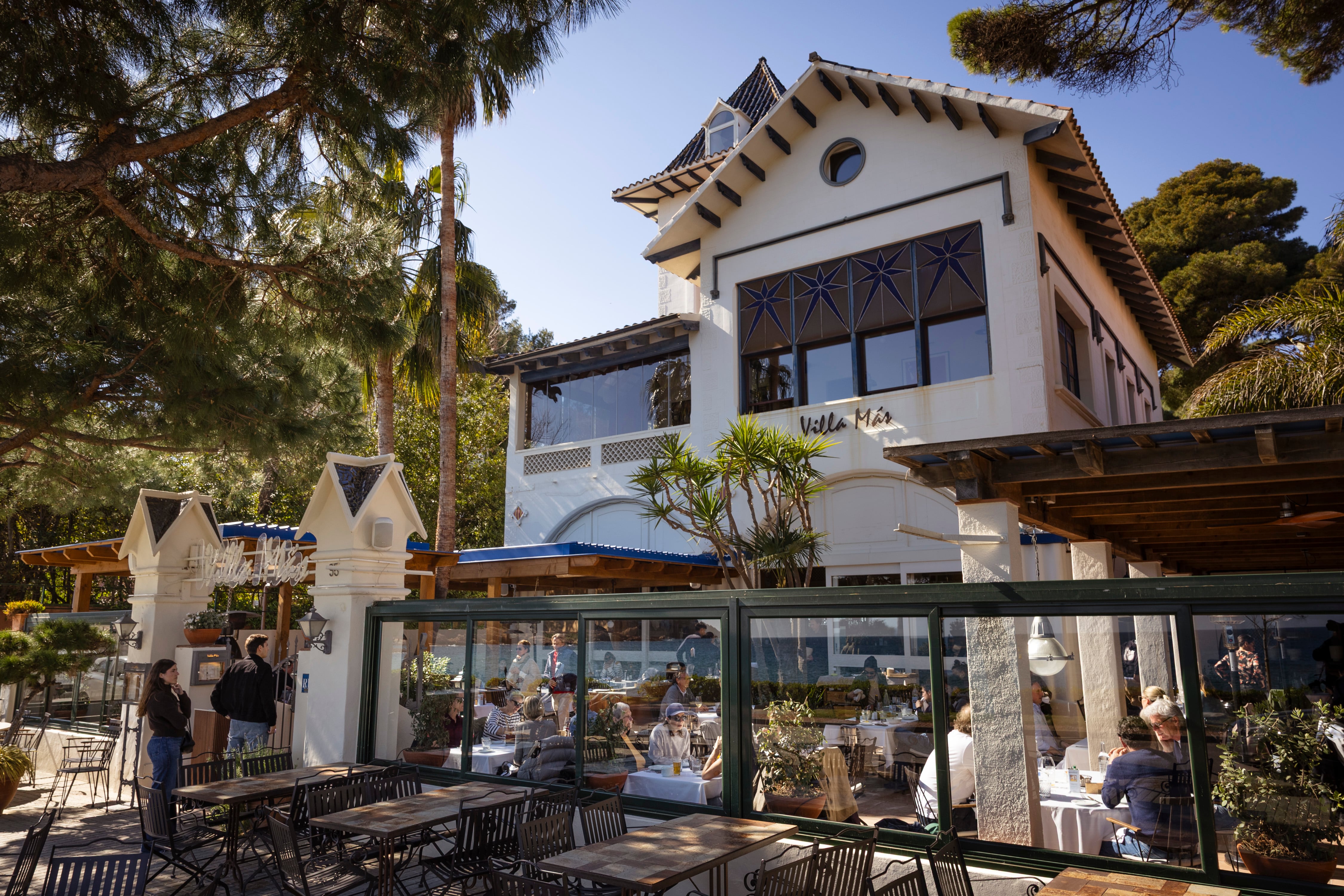 Exterior del restaurante Villa Más, frente a la playa de Sant Pol, en Sant Feliu de Guíxol.